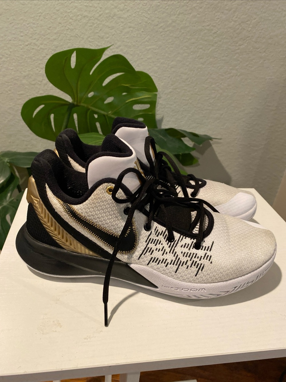 Nike Kyrie Flytrap II White Metallic Gold basketball shoes.l size 9